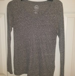 Long sleeve v-neck t-shirt